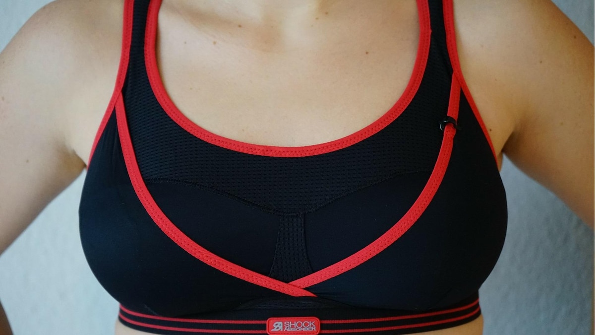 Brust vergrößern ohne OP: Sport oder Cremes helfen angeblich.