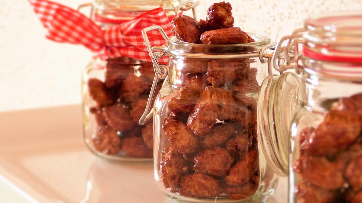 Gebrannte Mandeln haben eine längere Haltbarkeit, wenn sie in gut schließende Gläser abgefüllt und dunkel gelagert werden.