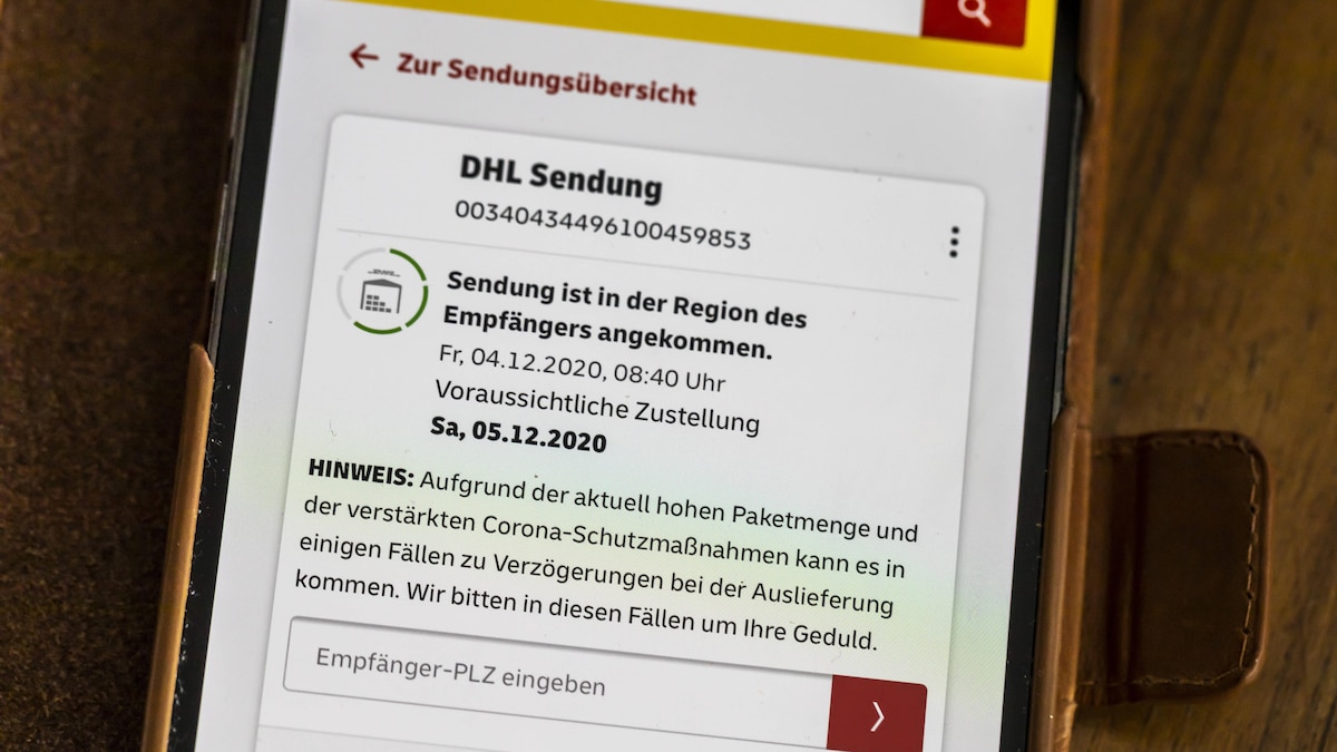 DHL Sendungsverfolgung via App. DEU, Deutschland, Baden-Württemberg, Stuttgart, 07.12.2020 *** DHL shipment tracking via app DEU, Germany, Baden Württemberg, Stuttgart, 07 12 2020