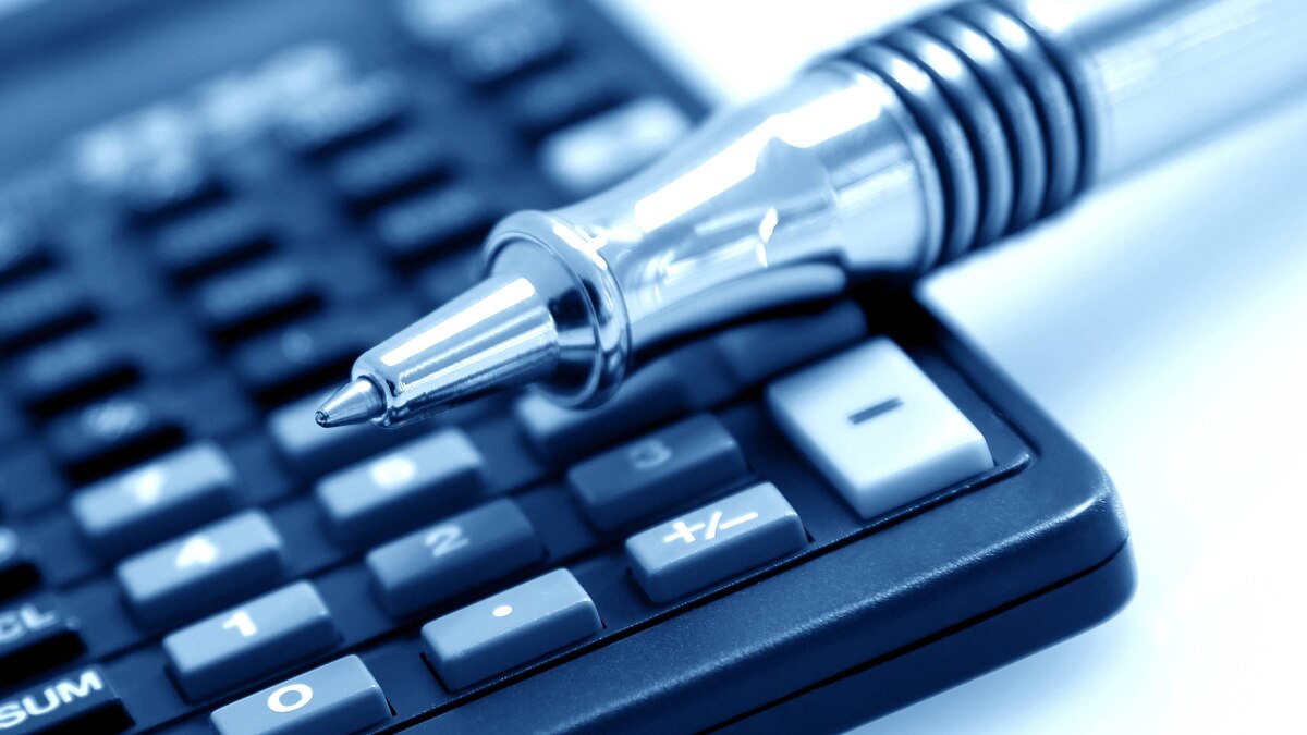 Taschenrechner und Kugelschreiber .