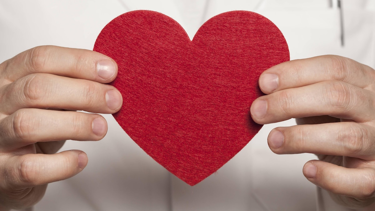 Arzt hält rotes Herz Arzt hält rotes Herz Arzt hält rotes Herz