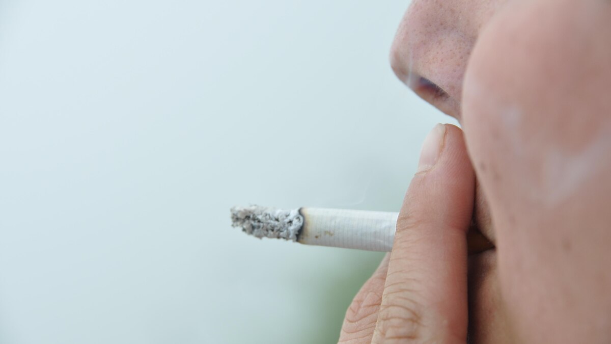 Jemand raucht eine Zigarette.