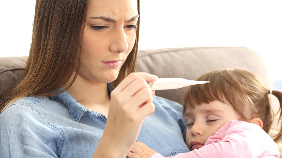Mother checking thermometer with her ill baby ,model released, Symbolfoto PUBLICATIONxINxGERxSUIxAUTxONLY Copyright: xAntonioGuillemx Panthermedia26549719