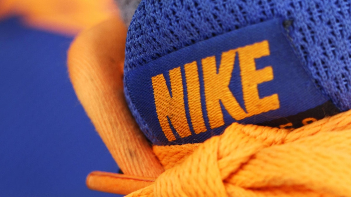 Sportschuh mit dem Logo von NIKE