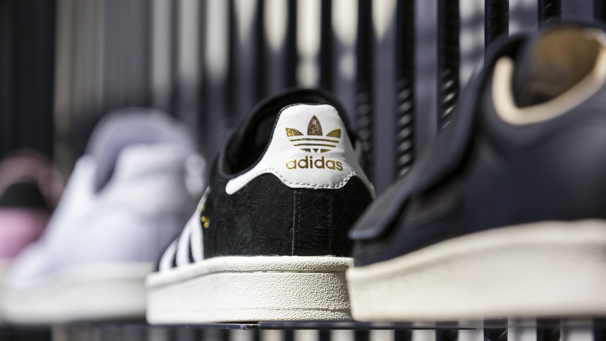 Adidas Samba Schuh im Verkauf im Adidas Flagship Store in Berlin am 04.05.2018 *** Adidas Samba shoe on sale at the Adidas Flagship Store in Berlin on 04 05 2018