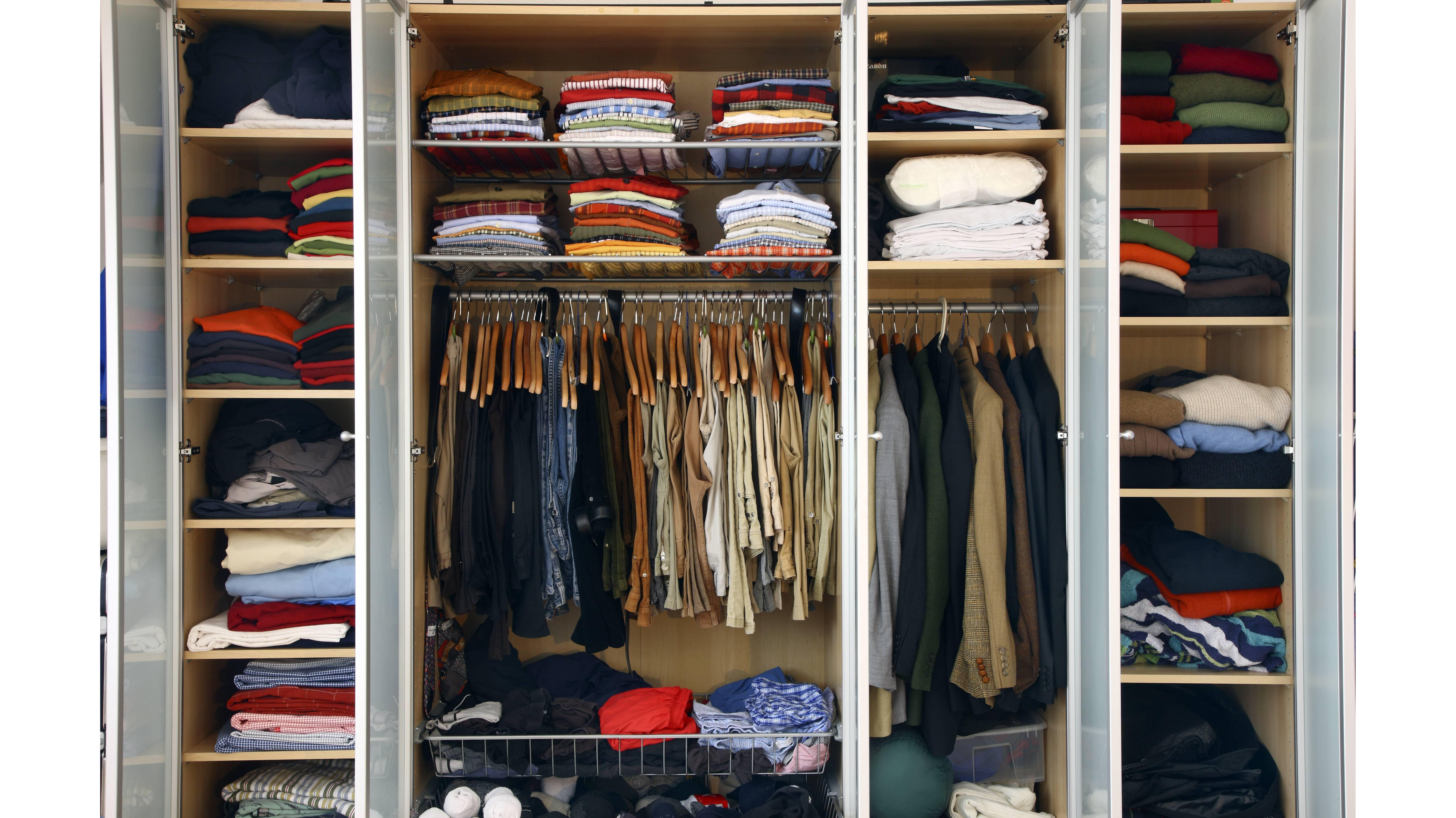 kleiderschrank sinnvoll aufteilen: tipps für mehr ordnung | bunte.de