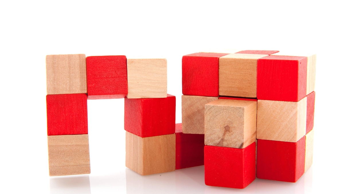 Würfel Puzzle in Rot und Holzoptik.