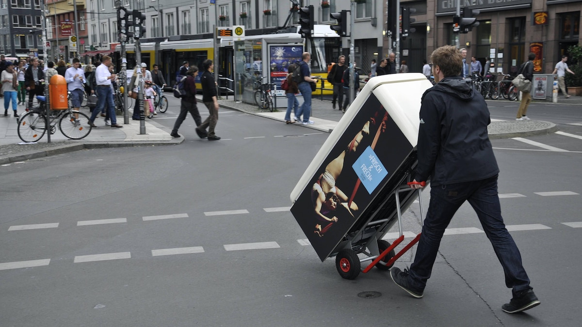 Kühlschranktransport, Mann, Transport, Sackkarre, Kühlschrank, Straße
