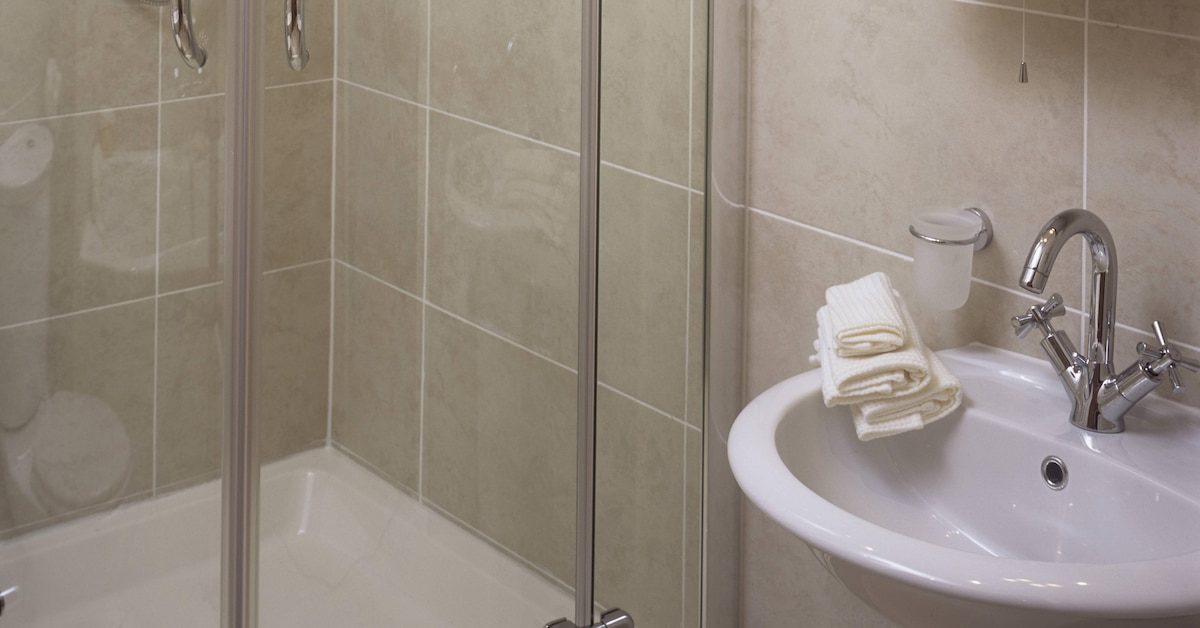 Gummidichtung Dusche Reinigen: So strahlt Ihre Dusche wieder! () Gummidichtung Dusche Reinigen: So strahlt Ihre Dusche wieder!